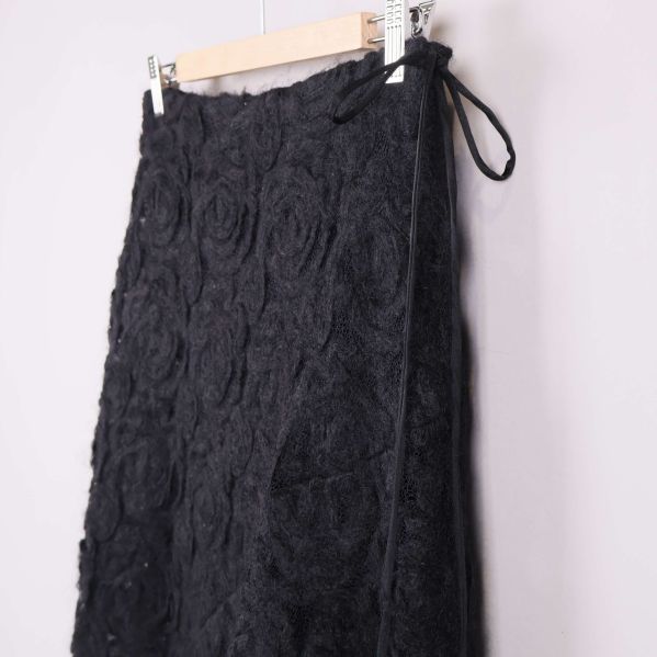 Kjol med struktur och knytband i sidan, sned vinkel