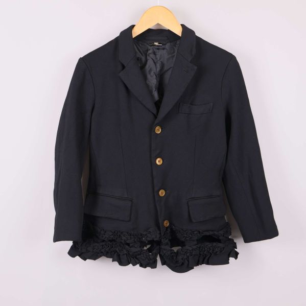 Svart kavaj med volangkant 