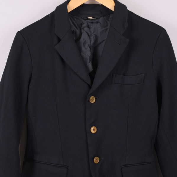 Närbild på kavajens överdel och knappar 