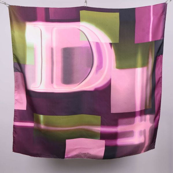 Stor fyrkantig scarf med rosa och lila mönster