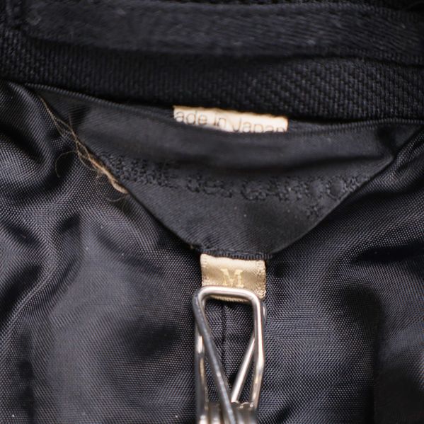 Närbild på varumärkesetikett och storlekslapp i kavajen