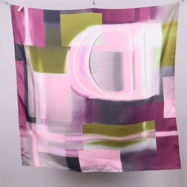 Scarf i lila och rosa bakifrån