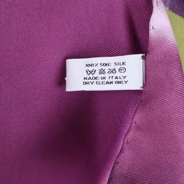 Materialetikett visar 100% siden, made in Italy