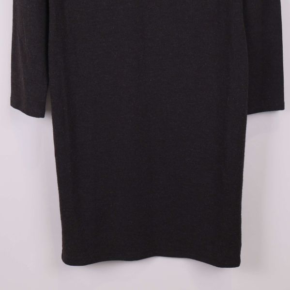 Närbild på den nedre delen av svart klänning