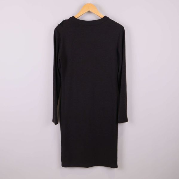 Baksidan av svart klänning med långa ärmar