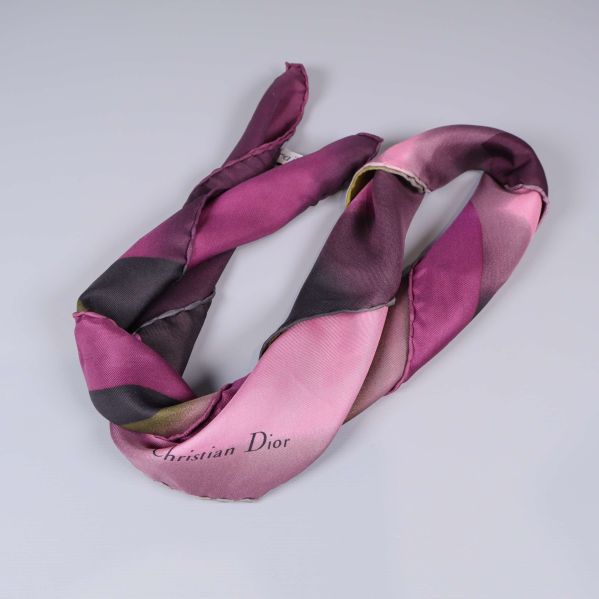 Scarf tvinnad till ett smalt band, Christian Dior-logga synlig