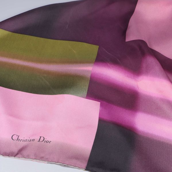 Närbild av scarfens hörn med Christian Dior-logga