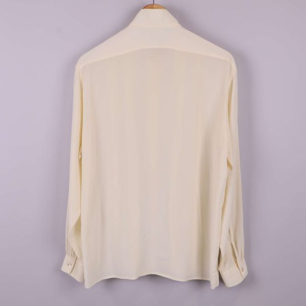 Baksidan av enkel ljus blus med långa ärmar