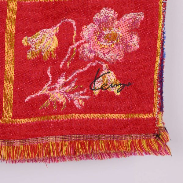 Närbild på broderad Kenzo-logga och blommor