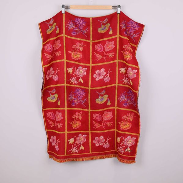 Sjalens framsida i helbild, röd med blommigt mönster