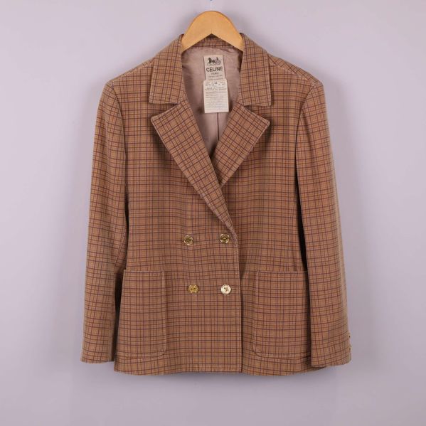 Kavaj framifrån med dubbelknäppning och breda slag