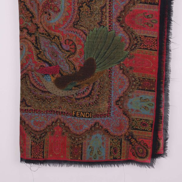Närbild på sjalens fågelmotiv och Fendi-loggan