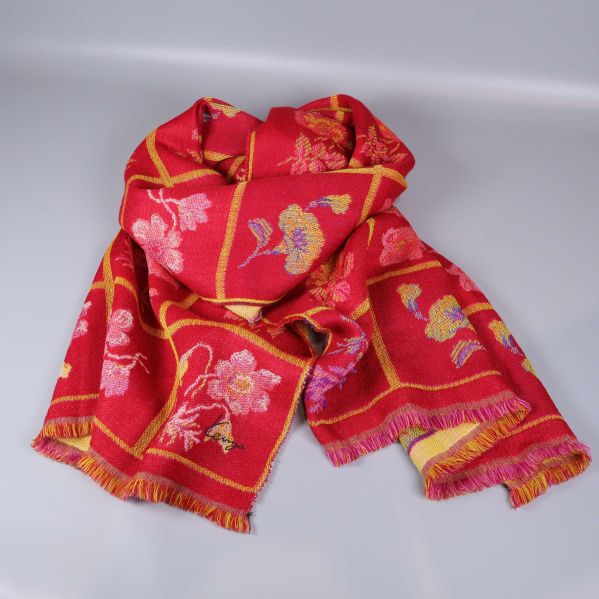 Sjal hopvikt på ett bord, visar färg och fransar