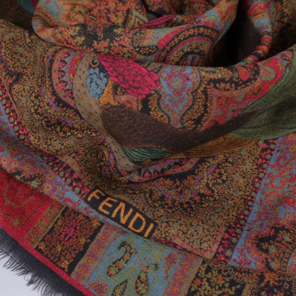 Närbild på vikta sjalen och Fendi-logga i gula bokstäver