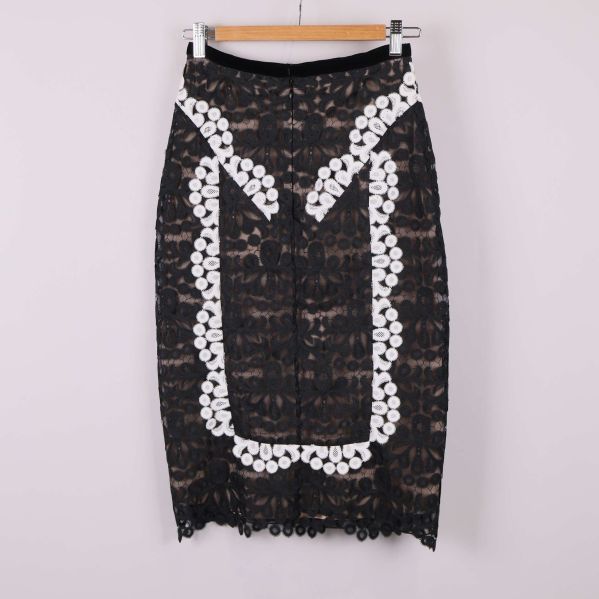 Baksidan av svart spetskjol med vita detaljer