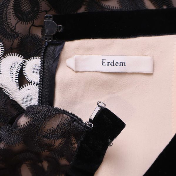 Närbild på etikett med Erdem-logotyp och dragkedja