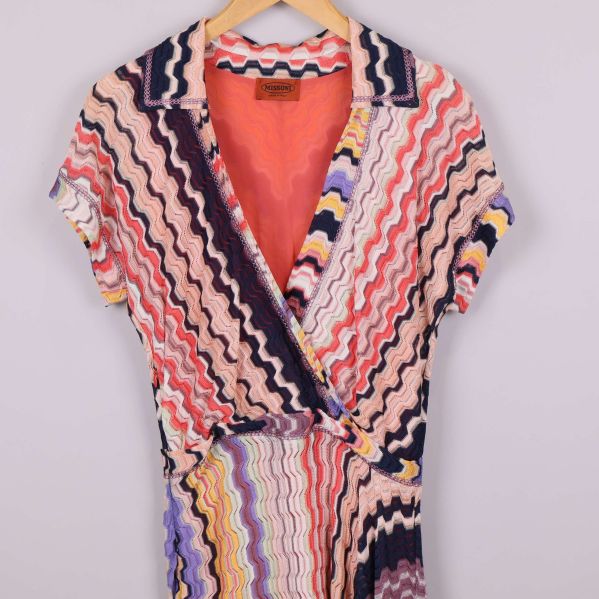 Klänning med kort ärm och v-ringning i sicksackmönster