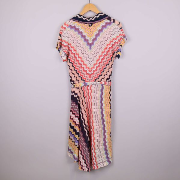 Baksidan av klänning med sicksackmönster