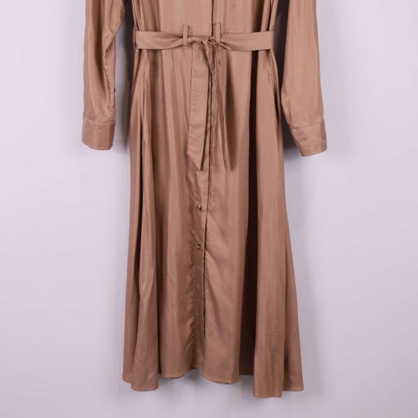 Nedre delen av skjortklänningen och bältdetalj