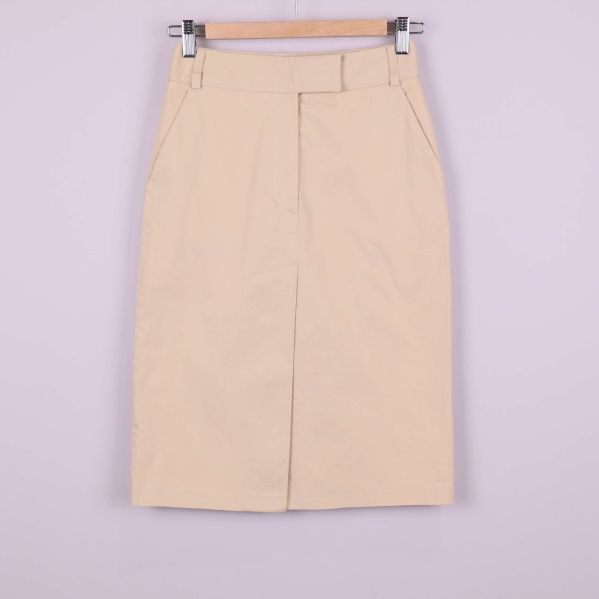 Beige kjol i sin helhet