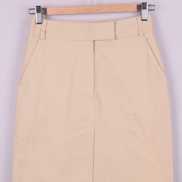 Framsidan av beige kjol 