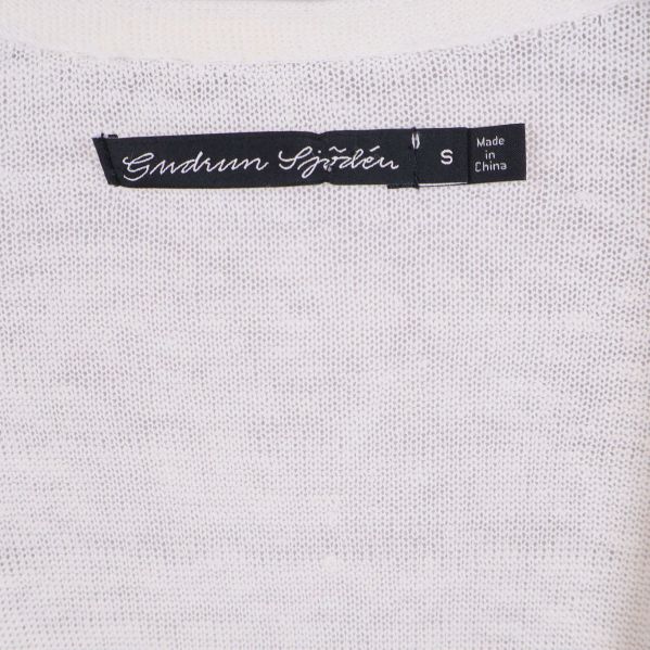 Närbild på Gudrun Sjödén-logga i nacken på koftan