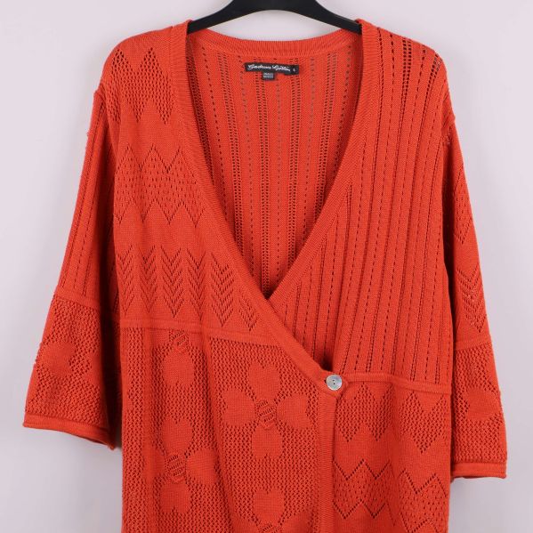 Orange stickad kofta med varierande struktur och knapp