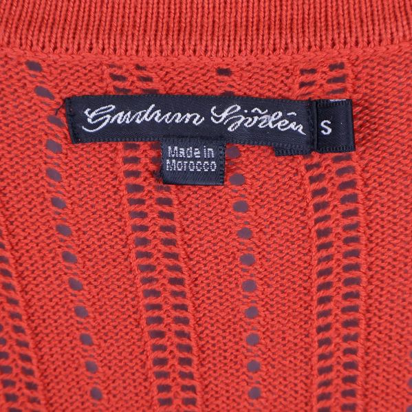 Närbild på Gudrun Sjödén-etikett och storlek S