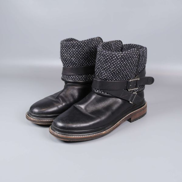 Svarta biker boots med dubbla remmar och mönstrad textil upptill