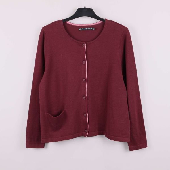 Vinröd kofta på galge med ficka och knappar framtill