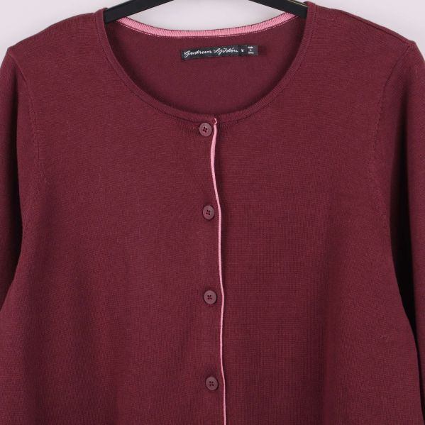 Detalj av knappslå och hals på vinröd kofta