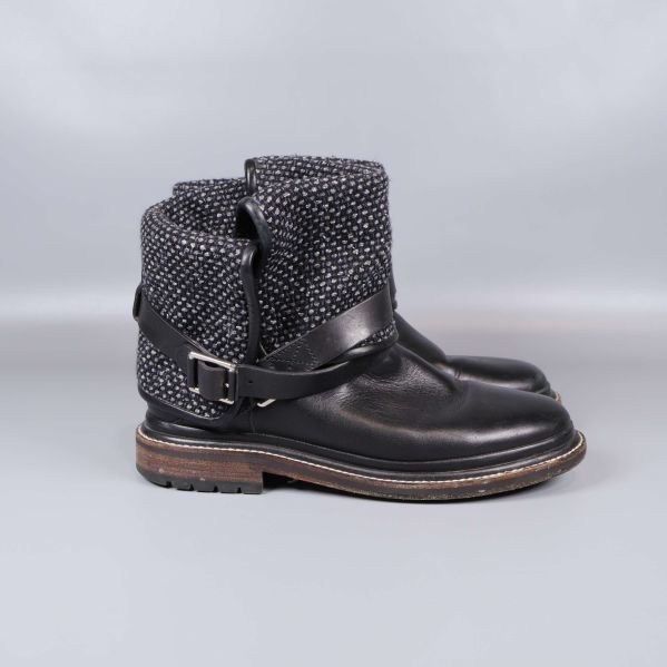 Boots i profil visar grov sula och spänne vid ankeln