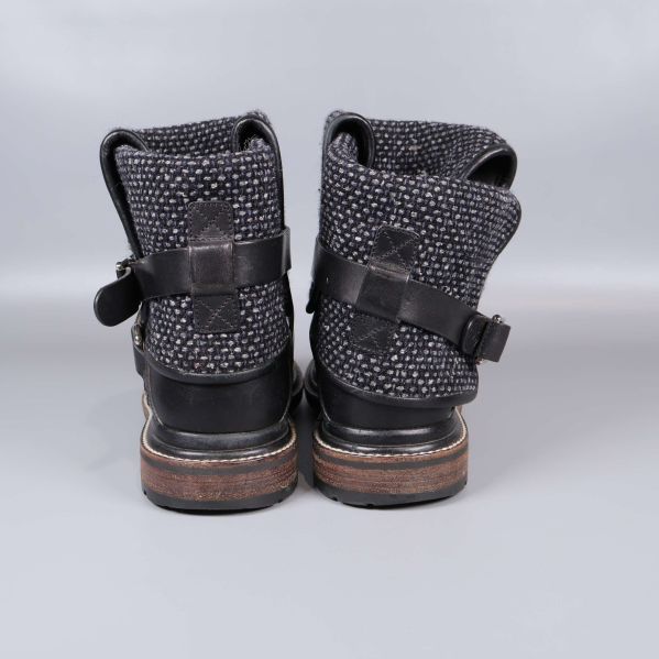 Baksidan av bootsen med korsad rem och mönstrad textil