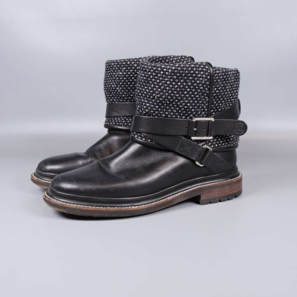 Ytterligare vinkel med mönstrad textil och svart läder på bootsen