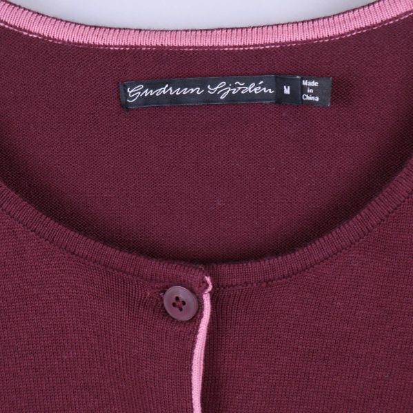 Närbild på halsringning och etikett Gudrun Sjödén