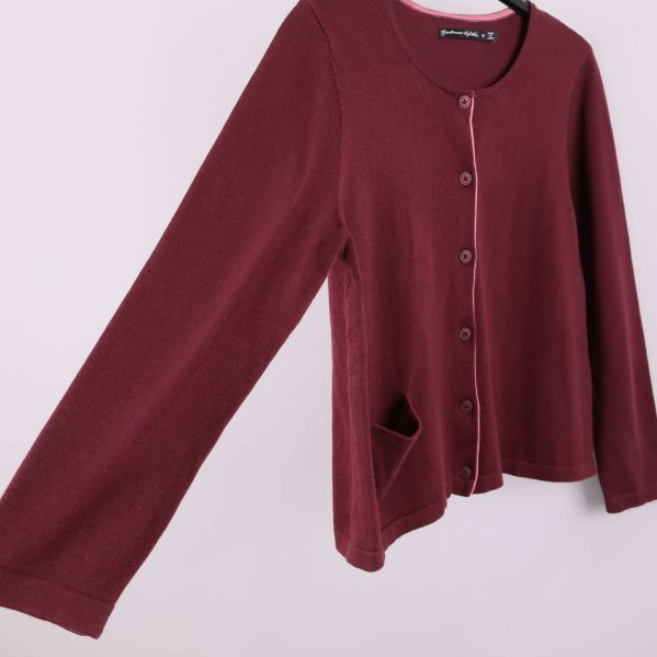 Vinröd kofta med lång ärm och knappslå från sidan