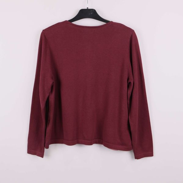 Baksida av vinröd kofta som visas på galge