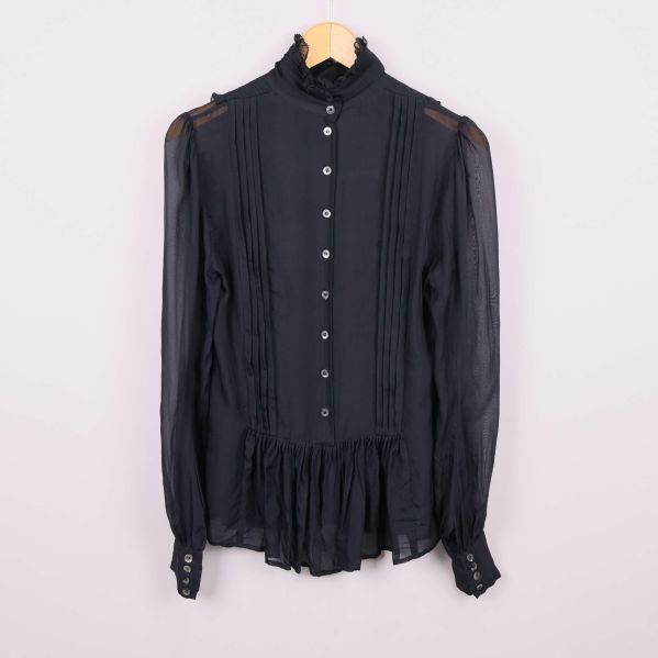 Helbild framifrån på svart blus med knappar