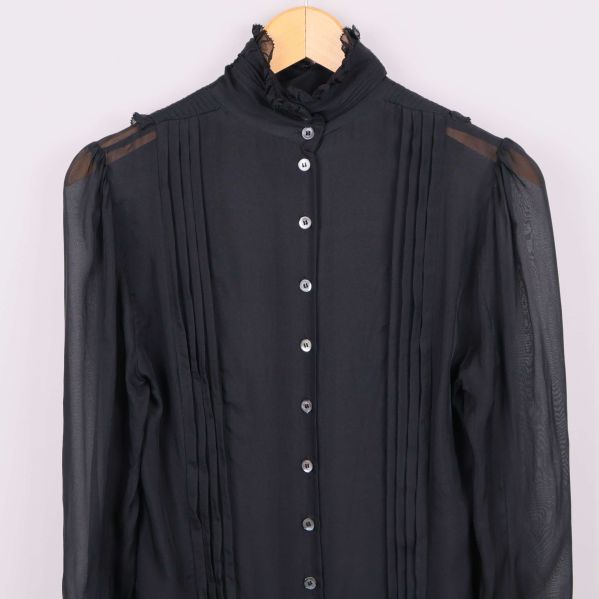 Övre delen fram på blus med hög krage