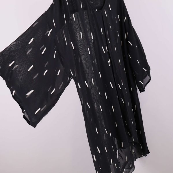 Svart mönstrad tunika i sidovy med vida ärmar