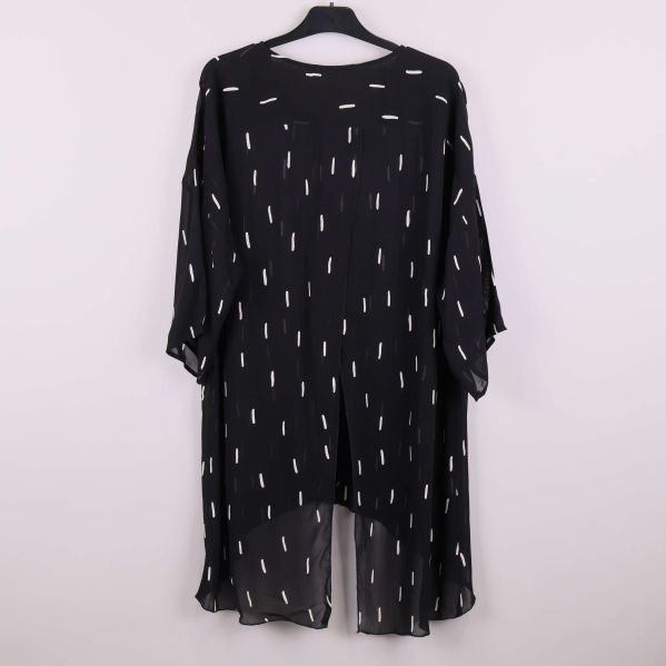 Baksidan av svart tunika med vitt mönster