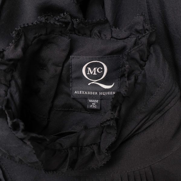 Närbild på Alexander McQueen märkesetikett