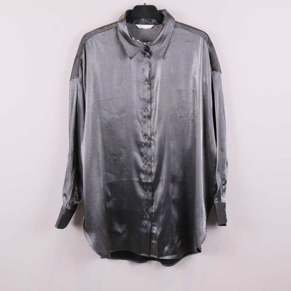 Helbild av grå glansig skjorta framifrån på galge