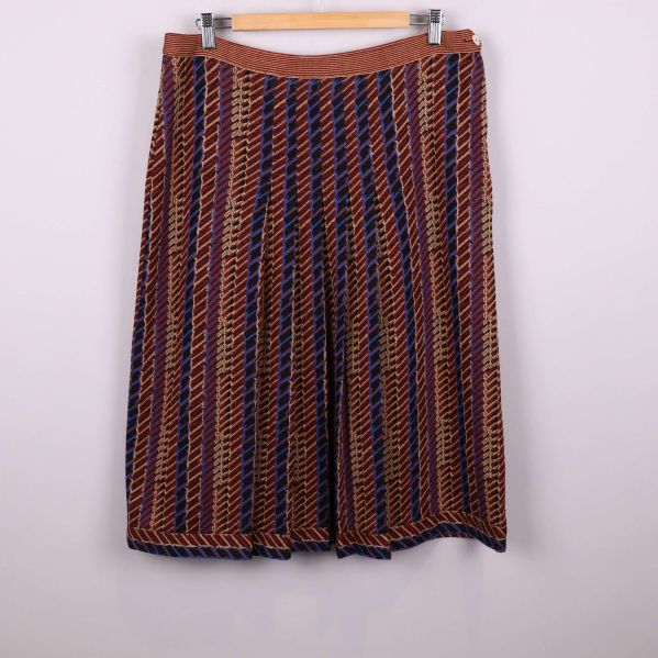 Kjol med plisserat grafiskt mönster 