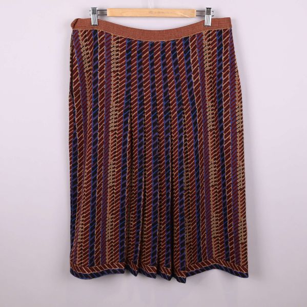 Baksidan av mönstrad plisserad kjol 