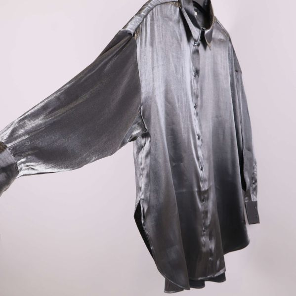 Sidan av grå glansig skjorta med lång ärm i fokus