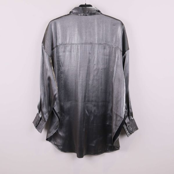 Helbild av grå glansig skjorta bakifrån på galge