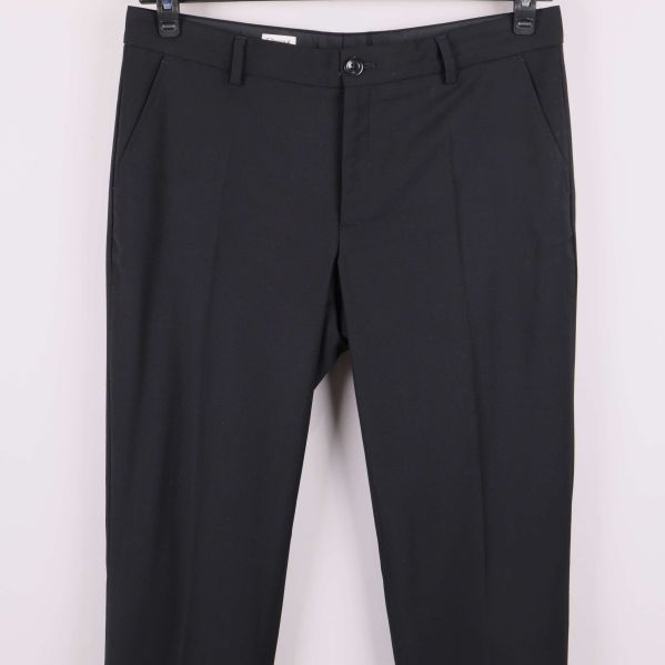 Närbild på midja och stängning framtill på byxor