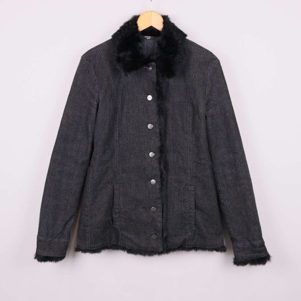 Jacka med pälsfodrad krage och knappar framifrån