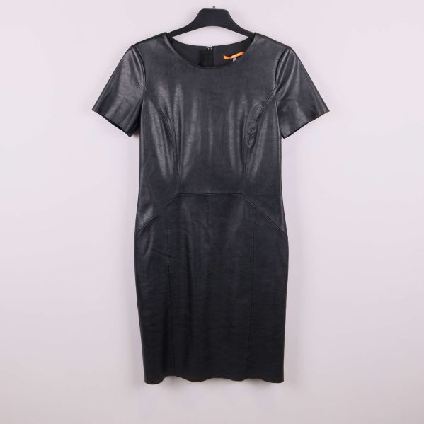 Framsida av svart skinnliknande klänning på galge